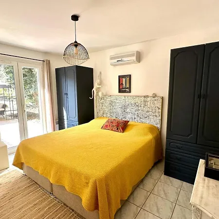 & Beach, Pool Villa Carcassonne