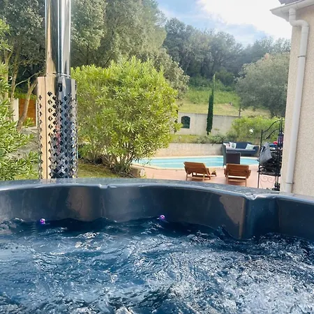& Beach, Pool קרקסון
