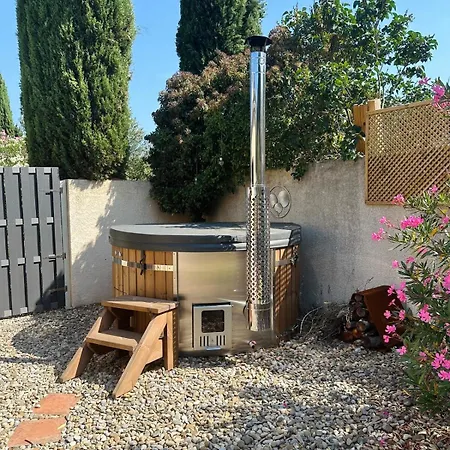 New! Carcassonne Lake, Pool Villa