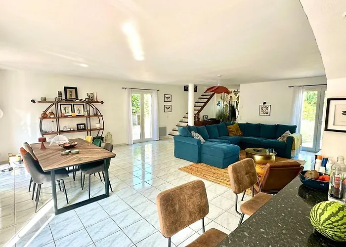 & Beach, Pool Villa Carcassonne